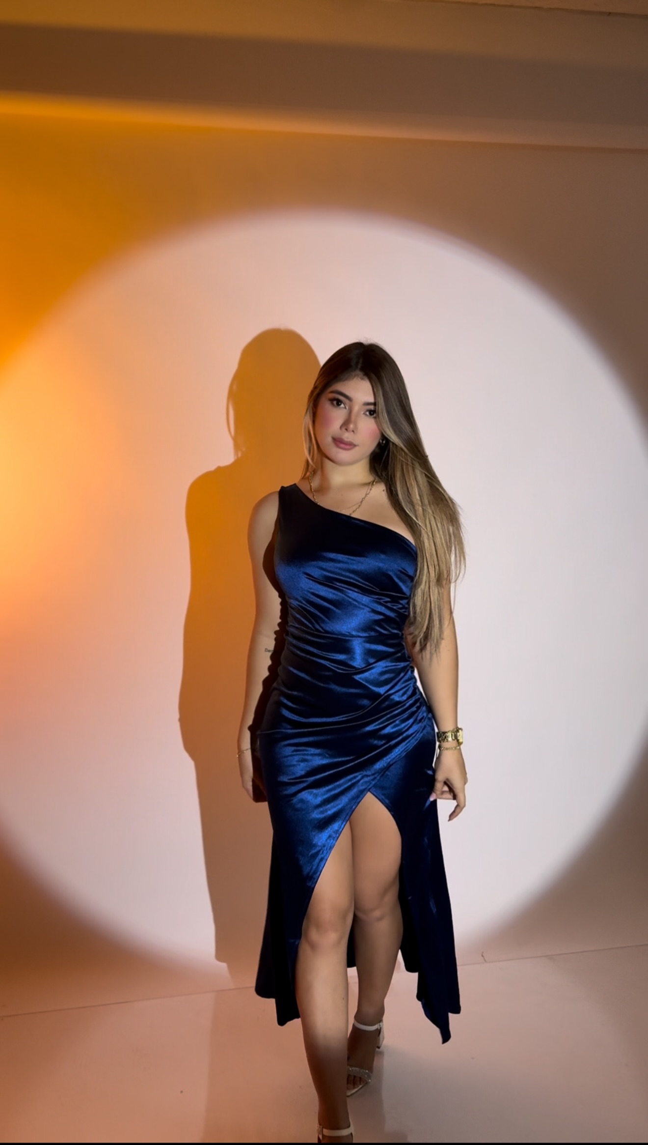 VESTIDO LARGO SATINADO MEDIO BESO